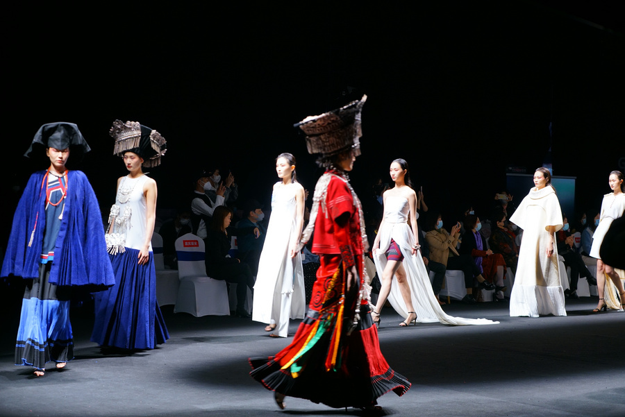 023c24185c54596412ad1a9d849b248 中国国潮服饰市场蓬勃发展,2025年预计规模将达2500亿元!插图2