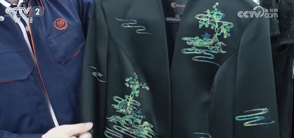 636a032341a133c1c84593c62ff751d 中国国潮服饰市场蓬勃发展,2025年预计规模将达2500亿元!插图